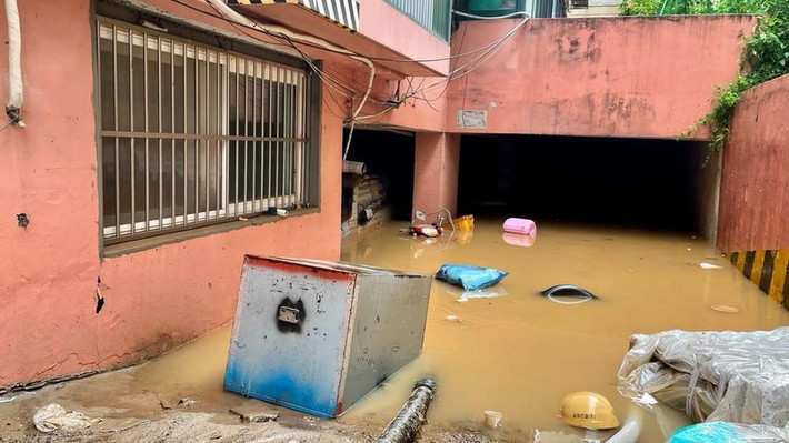 Điển hình chính là cái chết thương tâm của 3 thành viên trong một gia đình sống tại căn hộ bán hầm ở Seoul trong trận mưa lớn kỷ lục hồi đầu tuần.