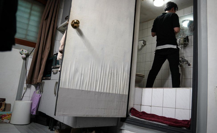Tuy nhiên nhược điểm của chúng là điều kiện sống quá kém, thường xuyên ẩm mốc hoặc ngập lụt, đe dọa tính mạng người ở mỗi khi có mưa lớn.