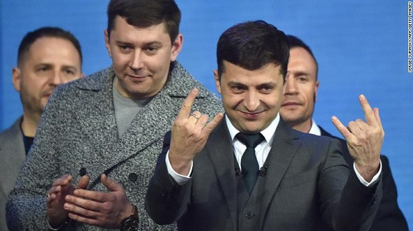 ... thế nhưng, cuối cùng ông lại giành chiến thắng áp đảo trước cựu tổng thống Petro Poroshenko với 73% phiếu bầu.