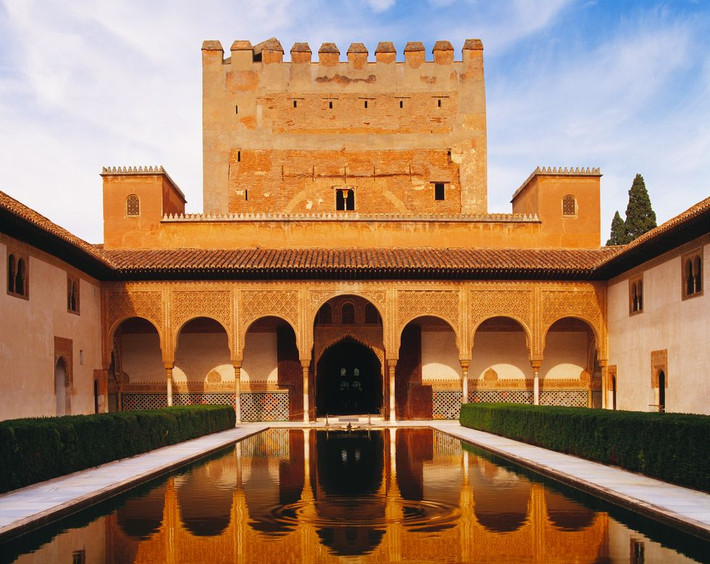 Nằm trên những ngọn đồi trập trùng của Granada, Tây Ban Nha, cung điện Alhambra có từ thế kỷ 14 cho thấy trình độ kiến trúc và thiết kế bậc thầy của người Moorish.
