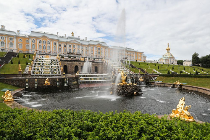 Cung điện mùa hè (Peterhof) ở Peterhof thể hiện sự xuất sắc của phong cách Nga. Những hình nhân được mạ vàng sáng bóng, mô phỏng lại những vị thần Hy Lạp, kết hợp với đài phun nước, tạo nên sự nổi bật, lộng lẫy cho Cung điện mùa hè.