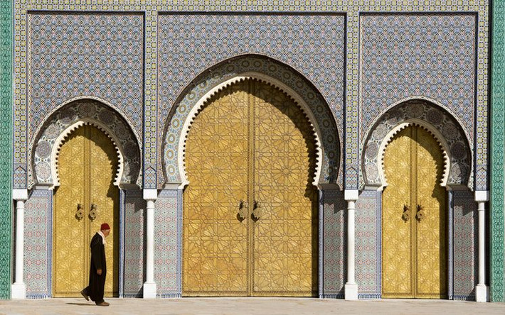 Cung điện Hoàng gia ở Fez hiện vẫn là dinh thự hoàng gia còn hoạt động của Maroc. Được xây dựng vào những năm 1960, những ô cửa bằng đồng đầy màu sắc với gạch lát tinh xảo và gỗ tuyết tùng chạm khắc thể hiện sự khéo léo trong thiết kế của Maroc.