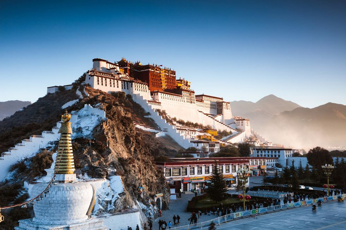 Cao chót vót trên thành phố Lhasa cổ kính, Cung điện Potala từng là nơi ở của chính phủ Tây Tạng và là nơi ở của Đức Đạt Lai Lạt Ma mỗi khi mùa đông tới. Thánh địa 1.300 tuổi ban đầu được vua Songtsen Gampo ủy thác làm quà cưới cho vợ ông, Công chúa Wencheng của triều đại nhà Đường Trung Quốc.