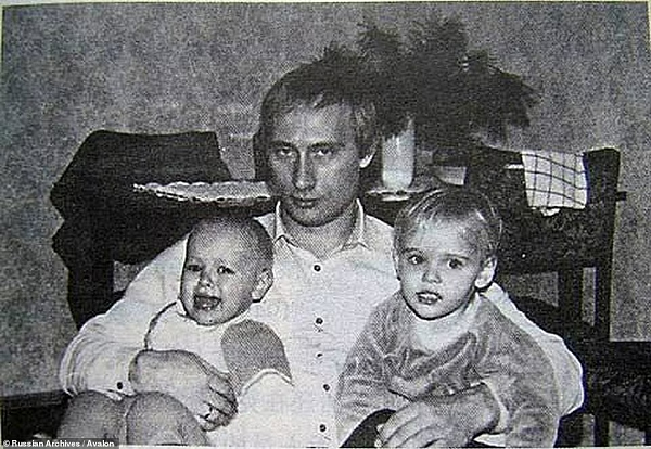 Trong khi đó người em gái Katerina Tikhonova sinh sau đó một năm tại Đức, trong thời gian ông Putin công tác tại Ủy ban an ninh quốc gia Liên Xô.
