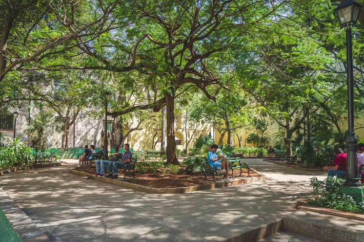 Việc truy cập internet ở Cuba bị quản lý rất chặt chẽ. Nếu muốn lên mạng, người dùng sẽ phải đến một số điểm phát sóng nhất định và trả tiền cho nó.