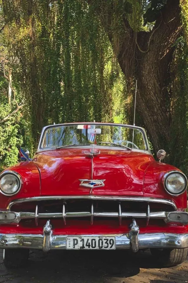 Cuba là một trong số rất ít nơi trên thế giới có thể tìm thấy những chiếc xe hơi cổ điển của Mỹ trên đường với số lượng lớn.