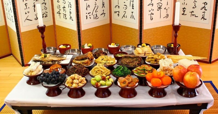 Vào buổi sáng ngày đầu tiên của lễ Chuseok, các gia đình Hàn Quốc sẽ tụ họp tại gian nhà chính, nơi bày bàn thờ tổ tiên để tiến hành các nghi lễ tưởng niệm.