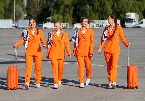 ... thì nay các nữ tiếp viên của hãng sẽ mặc quần tây và đi giày thể thao.