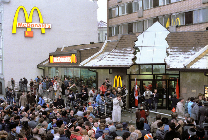 Con số kỷ lục mọi thời đại của một nhà hàng McDonald thuộc về một cửa hàng có trụ sở tại Moscow. Theo đó, trong ngày khai trương vào năm 1990, nhà hàng đã phục vụ hơn 30.000 người, một kỷ lục vẫn không bị phá vỡ trên toàn thế giới. Đây cũng là nhà hàng được ghé thăm nhiều nhất trong năm 2008 khi phục vụ tới 2,8 triệu lượt khách.