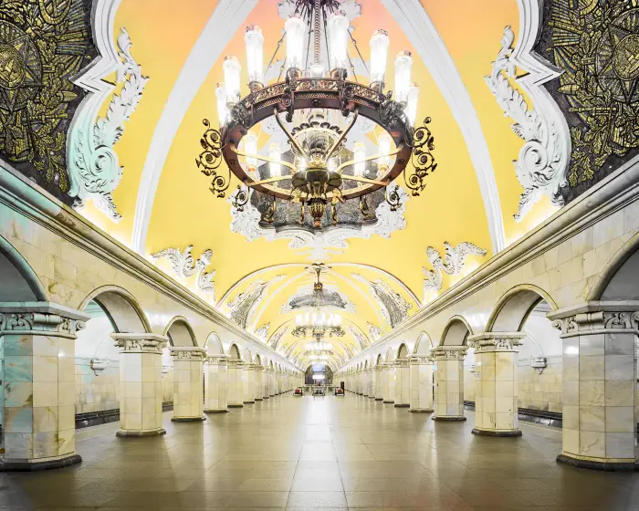 Phong cách Baroque ở nhà ga Komsomolskaya "tỏa ra" sự tráng lệ và bí ẩn của Moscow.