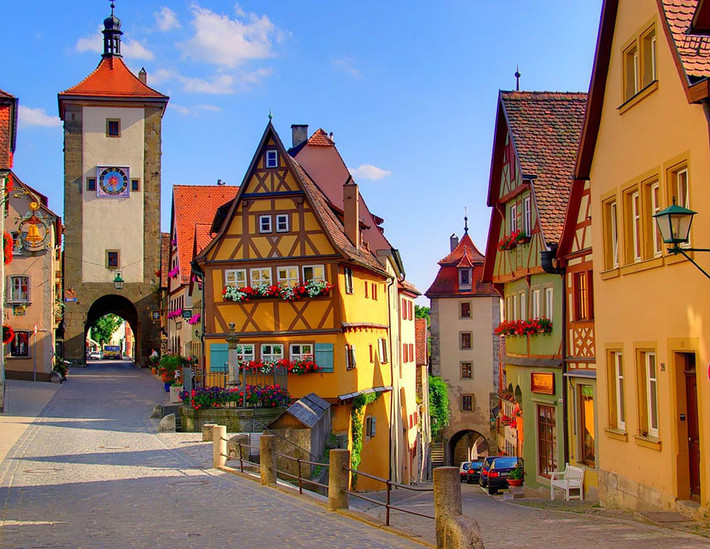 "Rothenburg trên sông Tauber" là cái tên mà người ta thường dùng để gọi thị trấn lãng mạn nhất nước Đức. Khung cảnh lung linh sắc màu giúp nơi đây thu hút vô số lượt khách đến tham quan mỗi năm.