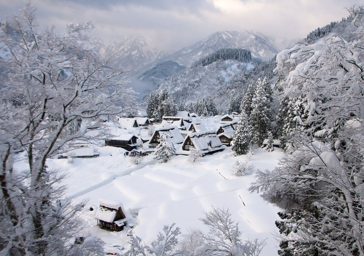Ngôi làng cổ Gokayama ở tỉnh Toyama, Nhật Bản là Di sản thế giới nổi tiếng với những ngôi nhà cổ mang phong cách Gassho-zukuri.