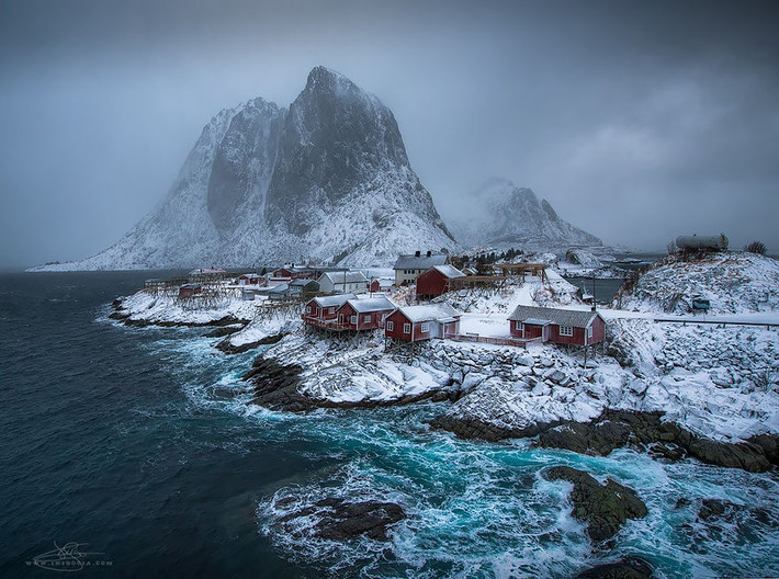 Hamnoy là một làng chài nhỏ ở thành phố Moskenes thuộc hạt Nordland, Na Uy. Khi tuyết rơi, khung cảnh nơi đây khiến ai cũng có cảm giác nó chỉ tồn tại trong tranh vẽ.