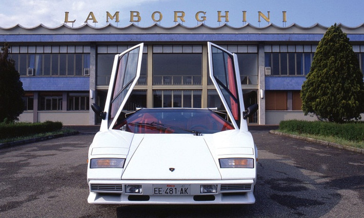 9. Countach: Một dự án được giám sát bởi một kỹ sư Lamborghini là Horacio Pagani, vì thế chẳng có gì lạ khi chiếc xe này quá hoàn hảo.