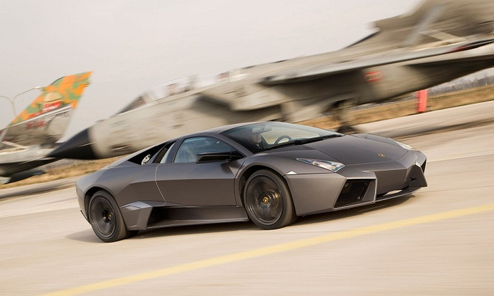 10. Reventon: Reventon là chiếc Lamborghini đắt nhất bao giờ hết, khoảng £840.000. Tất nhiên, đó là trước khi có Veneno. Nó đã được lấy cảm hứng từ máy bay chiến đấu phản lực.