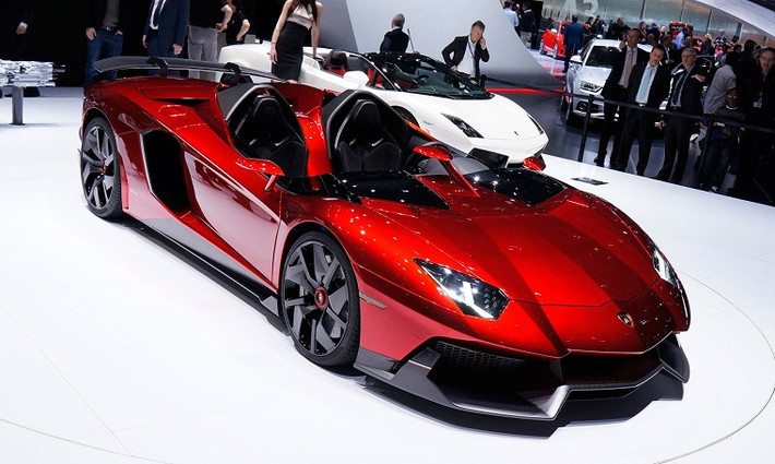 5. Aventador J: J là viết tắt của Jota, và bạn cũng hiểu nó có ý nghĩa gì rồi đấy. Một siêu phẩm được học từ anh em những công nghệ tuyệt đỉnh và có thêm những công nghệ hiện đại nhất.