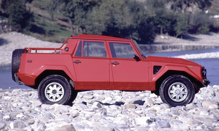 6. LM002: Một Lamborghini SUV không phải là một ý tưởng mới. Được thiết kế như một chiếc xe quân sự, các 'Rambo Lambo' cuối cùng đã trở thành một món đồ chơi cho những tay chơi.