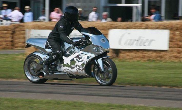 3. MTT Turbine Superbike Y2K: là chiếc môtô phân khối lớn được trang bị động cơ của Rolls-Royce, sản sinh công suất tới 320 mã lực, tăng tốc từ 0-60 dặm/h (96km/h) trong 2,5 giây và đạt vận tốc tối đa 204km/h.