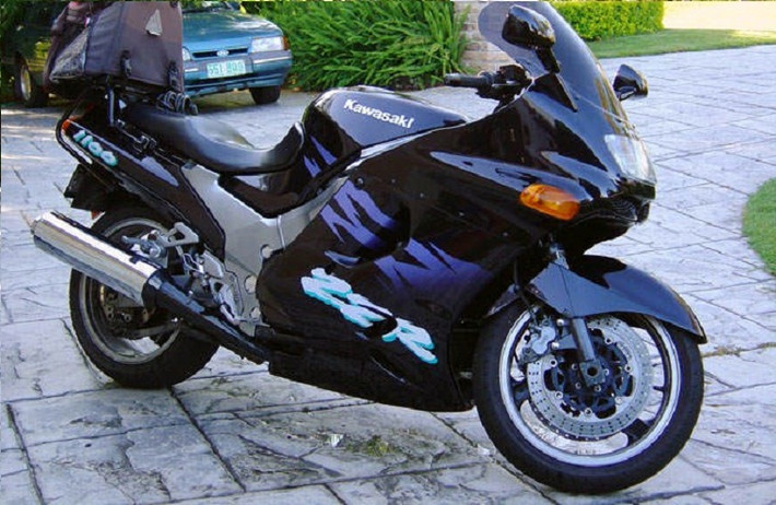7. Kawasaki Ninja ZX-11/ZZ-R1100: Với khả năng tăng tốc từ 0-60 dặm/h (96km/h) trong 3,06 giây trước khi đạt vận tốc tối đa là 283km/h, Kawasaki Ninja ZX-11/ZZ-R1100 được xếp vị trí thứ 7.