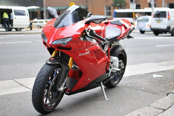 10. Ducati 1098: Động cơ mạnh mẽ có công suất tới 160 mã lực và tăng tốc từ 0-60 dặm/h (96km/h) chỉ trong 3 giây trước khi đạt vận tốc tối đa 290km/h.