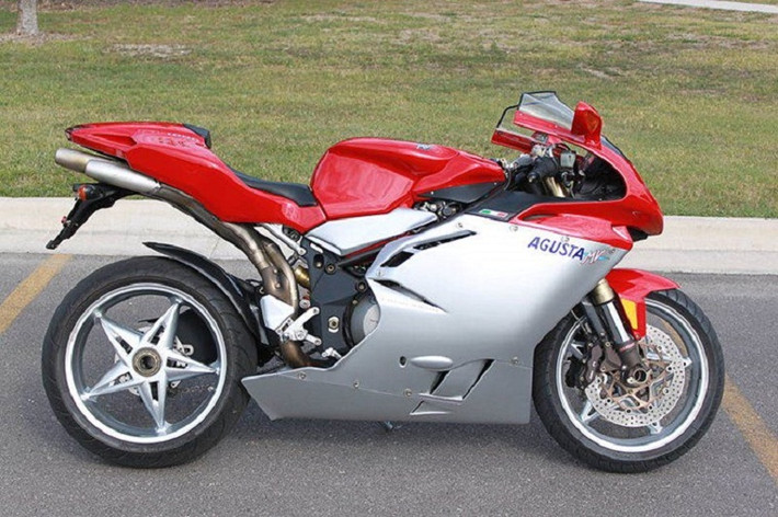 6. MV Agusta F4 1000R: Ở vị trí thứ 6 lại là MV Agusta F4 1000R được trang bị động cơ 166 mã lực và có thể tăng tốc từ 0-60 dặm/h (96km/h) ấn tượng trong 2,7 giây và tốc độ tối đa đạt 283km/h.