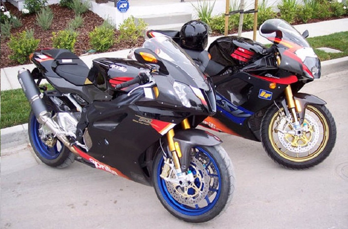8. Aprilia RSV 1000R Mille: Một đại diện khác tới từ Ý là Aprilia RSV 1000R Mille với động cơ 141 mã lực. Xe có thể đạt tốc độ tối đa ấn tượng là 278km/h, có thời gian tăng tốc từ 0-60 dặm/h (96km/h) là 10,2 giây.