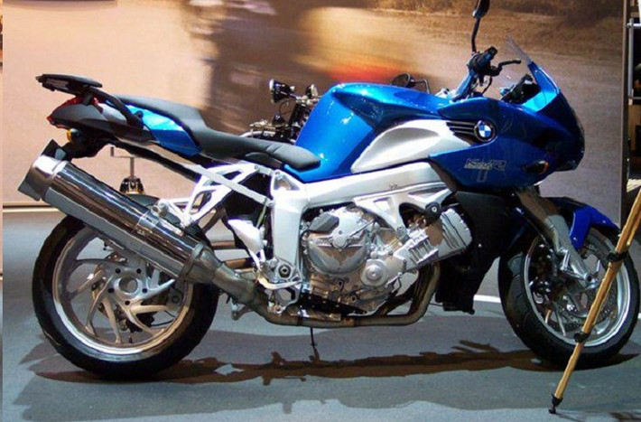9. BMW k 1200: Với động cơ 163 mã lực, k 1200 có thể được coi là chiếc xe máy mạnh mẽ và nhanh nhất năm 2005. Thời gian tăng tốc từ 0-60 dặm/h (96km/h) là 2,6 giây. Tốc độ tối đa đạt 284km/h.
