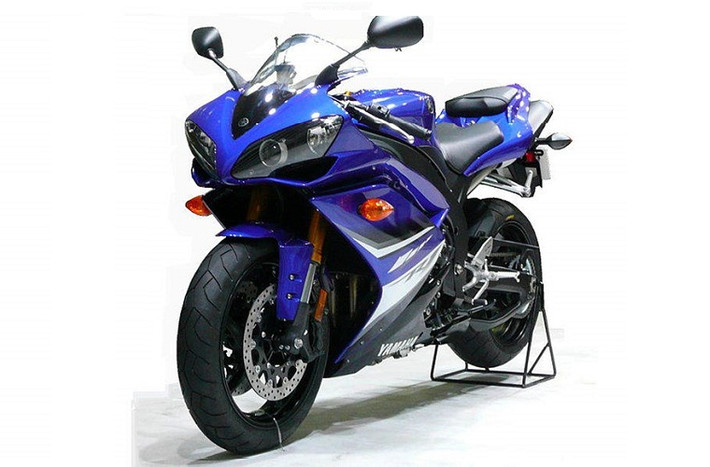 5. Yamaha YZF R1: ddạt vận tốc tối đa lên tới 300km/h. Nhưng con số này cần được so sánh với các top vận tốc mà các xe có cùng công suất 129,4 mã lực thì mới thấy rõ sự thần tốc mà Yamaha YZF R1 có thể tạo ra.