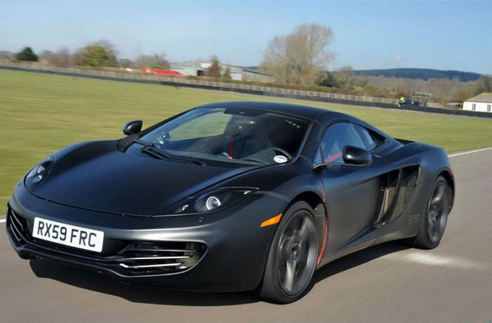 ...McLaren MP4-12C dùng động cơ 3.8L V8, công suất 616 mã lực, mô-men xoắn 600 Nm. Xe có khả năng tăng tốc từ 0-100km/h trong 3,2 giây và đạt tốc độ tối đa 329 km/h.