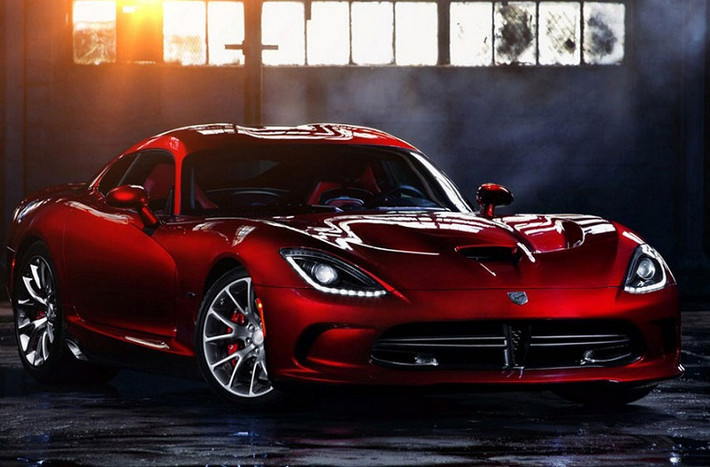 Dodge Viper SRT: là dòng thể thao 2 chỗ lừng danh của Mỹ từ 1992. Trang bị động cơ 8.4L V10, công suất 640 mã lực, mô-men xoắn 813 Nm, tăng tốc 100km/h trong dưới 3 giây và đạt tốc độ 330km/h.