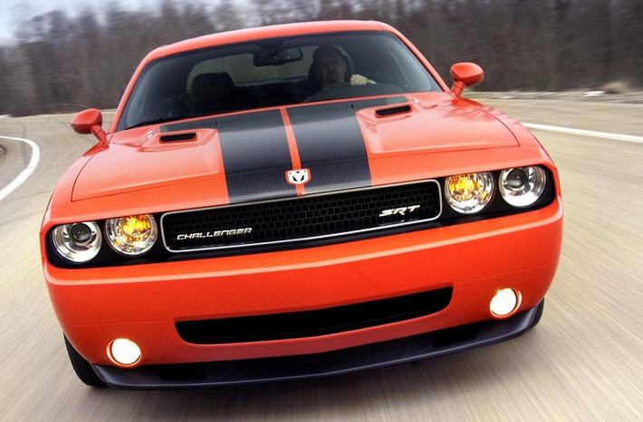 ... Phiên bản mới nhất của Challenger dùng động cơ 6.4L Hemi V8, công suất 485 mã lực. Xe có thể tăng tốc từ 0-100km/h trong dưới 4 giây và đạt tốc độ tối đa 293 km/h.