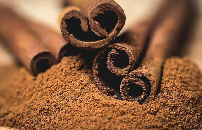 Quế chứa các chất dinh dưỡng như mangan và kali, cả hai đều được biết là cải thiện tuần hoàn máu trong cơ thể. Nó cũng có đặc tính chống viêm và là phương thuốc hoàn hảo để chống tê và ngứa ran ở bàn tay và chân.