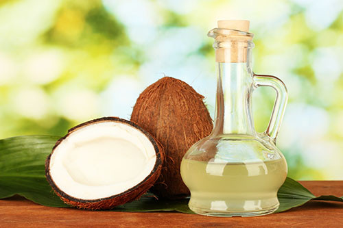 4. Dầu dừa Trước tiên, hãy gội đầu bình thường sau đó để cho tóc khô, lưu ý là không dùng nước xả sau khi gội. Thay vào đó, hãy thoa trực tiếp dầu dừa vào tóc, để yên vài phút rồi rửa sạch. Dầu dừa sẽ thấm sâu vào lớp biểu bì của da đầu. A xít béo trong dầu dừa giúp khôi phục những vùng da đầu bị tổn thương và giảm gàu.
