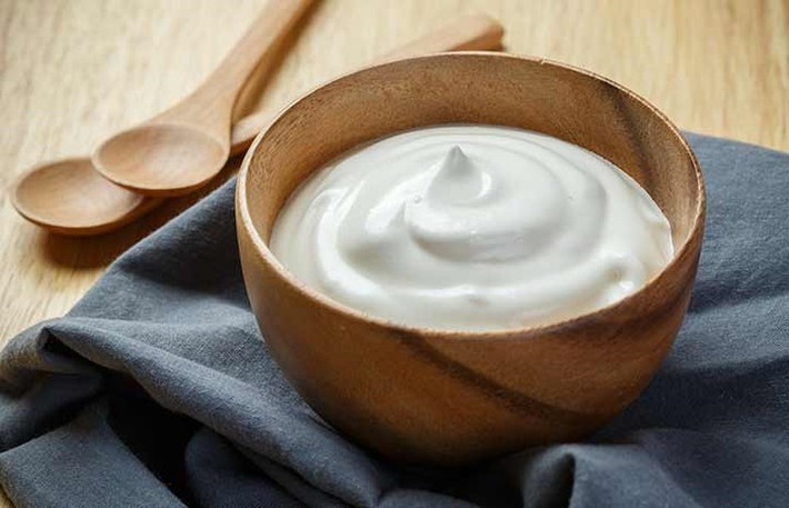 Sữa chua là một trong những biện pháp để chữa trị cảm giác ngứa ran ở bàn tay và bàn chân của bạn. Nó là một nguồn giàu chất dinh dưỡng và cũng chứa mangan, có thể giúp tăng cường lưu thông máu trong cơ thể, từ đó giúp phục hồi chức năng bị mất của dây thần kinh.
