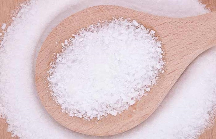 Muối Epsom chứa magiê có thể giảm viêm trong cơ thể. Nó giúp sửa chữa các dây thần kinh bị tổn thương và bị viêm có thể gây cảm giác ngứa ran. Chỉ cần thêm một cốc muối Epsom vào chậu nước và ngâm tay trong đó 20 đến 30 phút. Bạn phải làm điều này mỗi ngày một lần để có kết quả nhanh nhất.