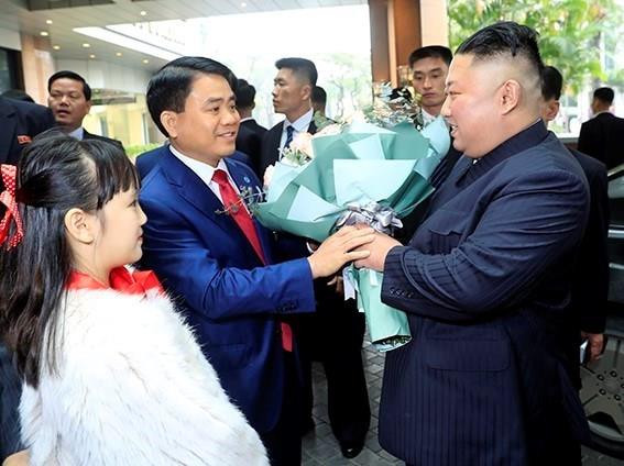 Vào lúc 11h30 hôm nay (26/2), Chủ tịch TP Hà Nội - Nguyễn Đức Chung đã đón, tặng hoa Chủ tịch Triều Tiên Kim Jong-un khi ông đến Hà Nội để dự cuộc họp Thượng đỉnh Mỹ - Triều lần 2 với Tổng thống Mỹ Donald Trump.