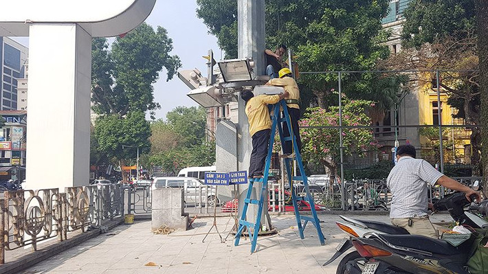Kỹ sư điện lực kiểm tra thiết bị chiếu sáng tại khu vực sẽ trở thành trung tâm báo chí quốc tế.