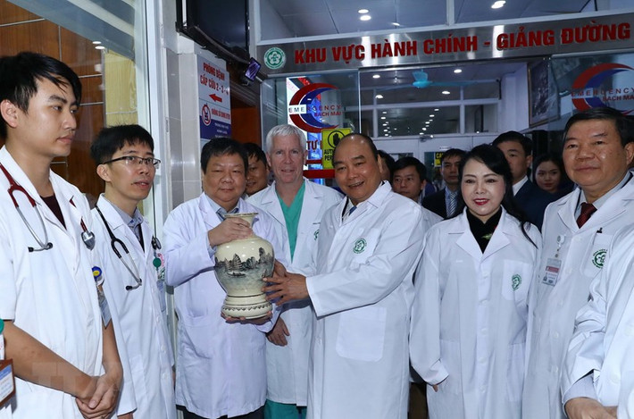 Thủ tướng Nguyễn Xuân Phúc tặng quà các bác sỹ Bệnh viện Bạch Mai. (Ảnh: Thống Nhất/TTXVN)