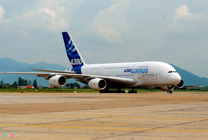 Trước khi diễn ra sự kiện trọng đại này, kế hoạch sản xuất A380 bị ảnh hưởng nặng nề bởi những rối ren tài chính của tập đoàn và đặc biệt là nghi án giao dịch nội gián treo trên đầu các giám đốc công ty.