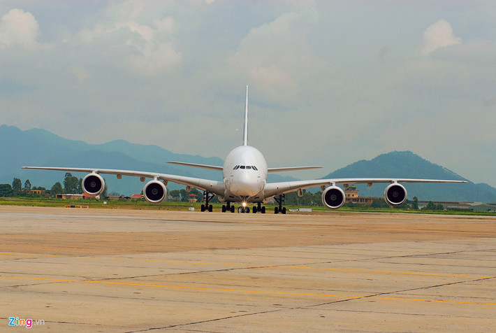 12 năm trước, ngày 2/9/2007, chiếc máy bay Airbus A380 hai tầng chở khách, sức chứa hơn 520 hành khách lần đầu tiên hạ cánh xuống sân bay Nội Bài sau hai năm lắp ráp thành công và ra mắt tại Pháp. Xuất hiện vào năm 2005, A380 soán ngôi của Boeing 747 và trở thành máy bay thương mại có kích thước lớn nhất thế giới đang vận hành với khoang hành khách 2 tầng, 2 lối đi, 544 ghế và 4 động cơ.