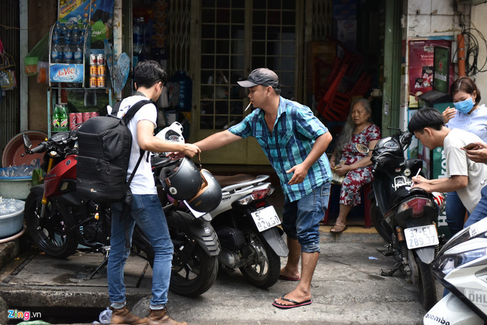 Phía bên ngoài, nhiều điểm giữ xe tự phát mọc lên rất nhiều, các điểm này giữ xe với giá tiền gấp 4 lần giá giữ xe trong chùa.