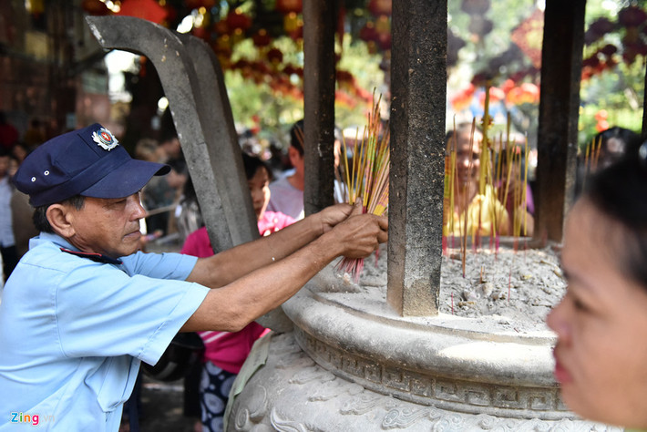 Khách đến đông đúc, lư hương ở phía trước chùa cũng quá tải, cứ nửa tiếng là phải có người dọn bớt để không bị ngạt trong hương khói.