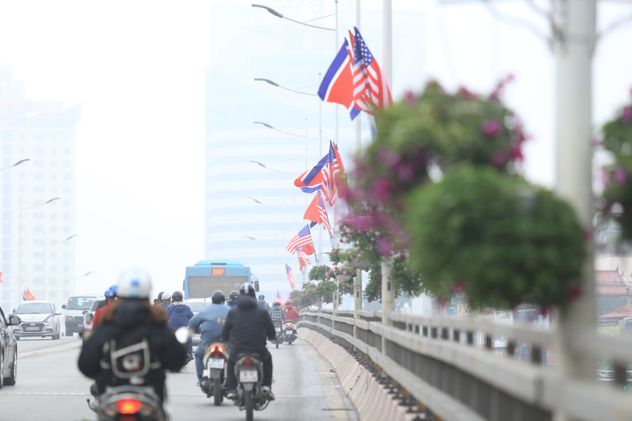  Hội nghị Thượng đỉnh Mỹ-Triều Tiên sẽ chính thức diễn ra từ 27-28/2 tại Thủ đô Hà Nội. Từ nhiều ngày trước khi hội nghị diễn ra TP. Hà Nội đã tất bật trang trí hè phố. Nhiều hè phố, tuyến đường đều được trang hoàng với cờ, bằng rôn, hoa...sẵn sàng chào đón hội nghị.