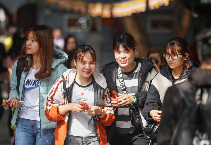 Từ lâu, chùa Hà đã nổi tiếng là nơi dành cho các bạn trẻ đến cầu duyên, sức khoẻ, tài lộc và bình an. Bắt đầu từ mùng 1 Tết, nơi đây luôn trong tình trạng đông đúc.