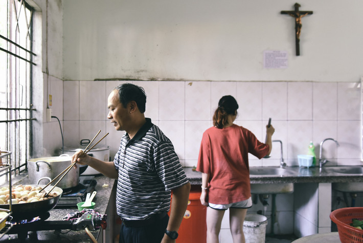 Nhà tạm lánh, cái tên được đặt với mong muốn có một chốn để các thai phụ đang còn bế tắc có nơi nương tựa, tránh đi những áp lực bên ngoài, an tâm sinh con, nuôi con. Mái nhà này suốt hơn 8 năm đã cưu mang cho hơn 800 bà mẹ và những đứa trẻ. Những thai phụ đến đây được giúp đỡ, chăm sóc, lo lắng thật tốt để yên tâm hoàn thành trách nhiệm với con mình.