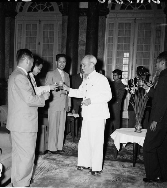 Ngày 28/11/1958, tại Phủ Chủ tịch, Chủ tịch Hồ Chí Minh tiếp Thủ tướng Kim Nhật Thành, dẫn đầu đoàn đại biểu Đảng và chính phủ Triều Tiên sang thăm hữu nghị Việt Nam từ ngày 27/11 đến 3/12/1958.(Ảnh: TTXVN)