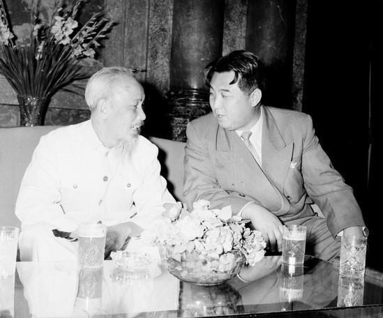 Ngày 28/11/1958, tại Phủ Chủ tịch, Chủ tịch Hồ Chí Minh tiếp Thủ tướng Kim Nhật Thành, dẫn đầu đoàn đại biểu Đảng và chính phủ Triều Tiên sang thăm hữu nghị Việt Nam từ ngày 27/11 đến 3/12/1958.(Ảnh: TTXVN)
