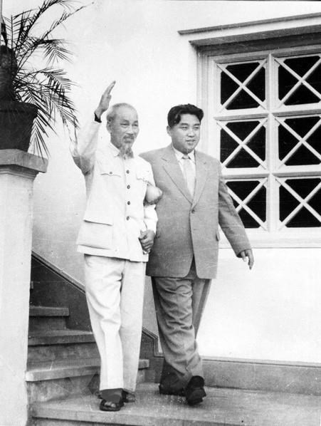 Chủ tịch Hồ Chí Minh và Thủ tướng Triều Tiên Kim Nhật Thành trên đường tới dự cuộc míttinh trọng thể chào mừng Thủ tướng Kim Nhật Thành sang thăm hữu nghị Việt Nam từ ngày 27/11 đến 3/12/1958. (Ảnh: TTXVN)