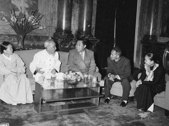 Ngày 28/11/1958, tại Phủ Chủ tịch, Chủ tịch Hồ Chí Minh tiếp Thủ tướng Kim Nhật Thành, dẫn đầu đoàn đại biểu Đảng và chính phủ Triều Tiên sang thăm hữu nghị Việt Nam từ ngày 27/11 đến 3/12/1958.(Ảnh: TTXVN)