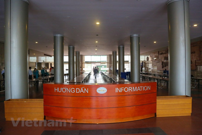 Sảnh khu nhà chính (nhà A) tại Cung Việt Xô được đặt bàn thông tin để hướng dẫn các cơ quan báo chí đến đưa tin tác nghiệp. (Ảnh: Minh Sơn/Vietnam+)